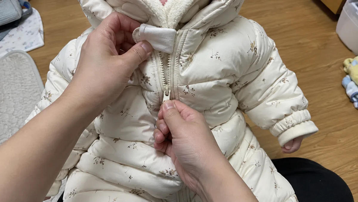 지퍼가 턱에 닿지 않는지, 목 주변에 끈이 없는지 입히기 전에 한 번씩 확인해요