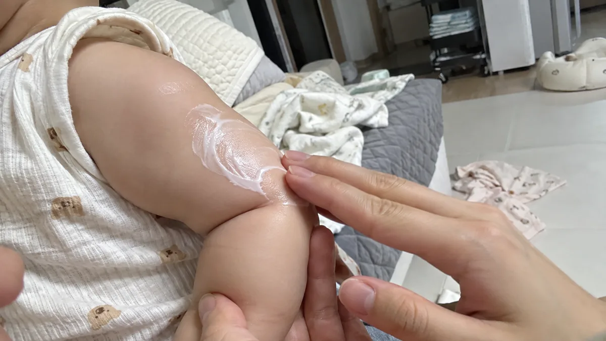 건조한 팔과 팔꿈치는 목욕 후 한 번, 자기 전에 한 번 더 얇게 발라요
