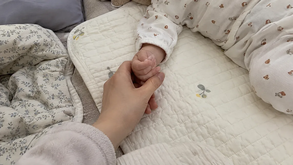아기가 푹 자고 있을 때가 손톱 정리하기 가장 편해요