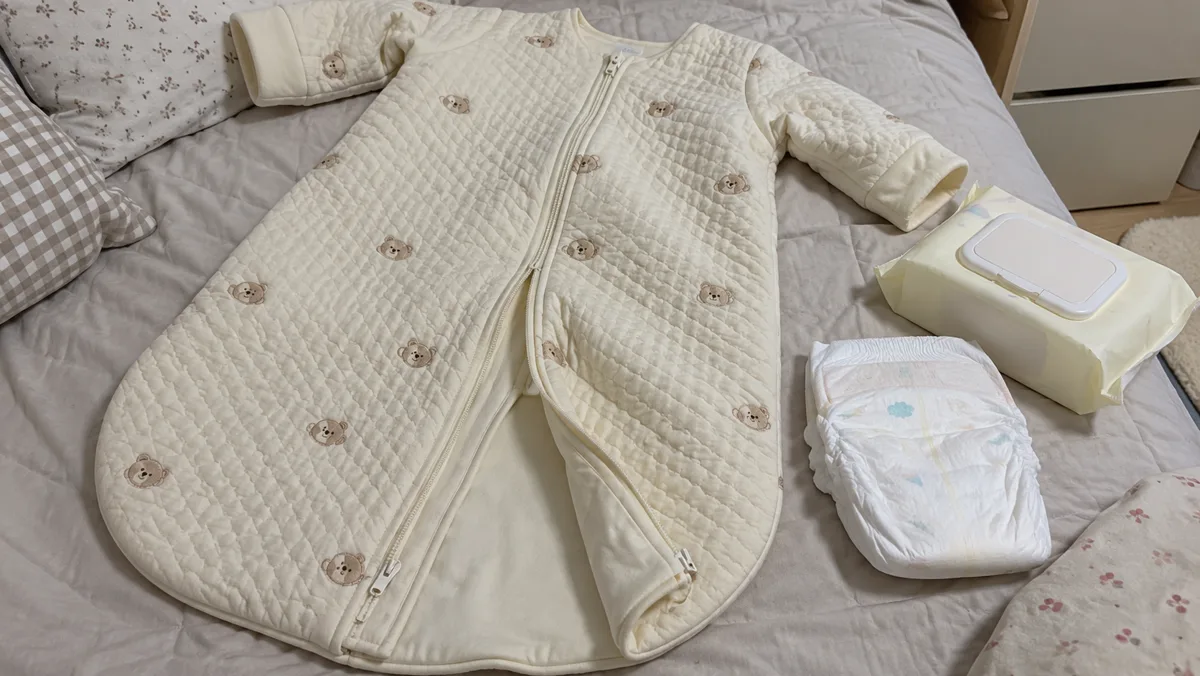 투웨이 지퍼면 아래만 살짝 열고 기저귀를 갈 수 있어요