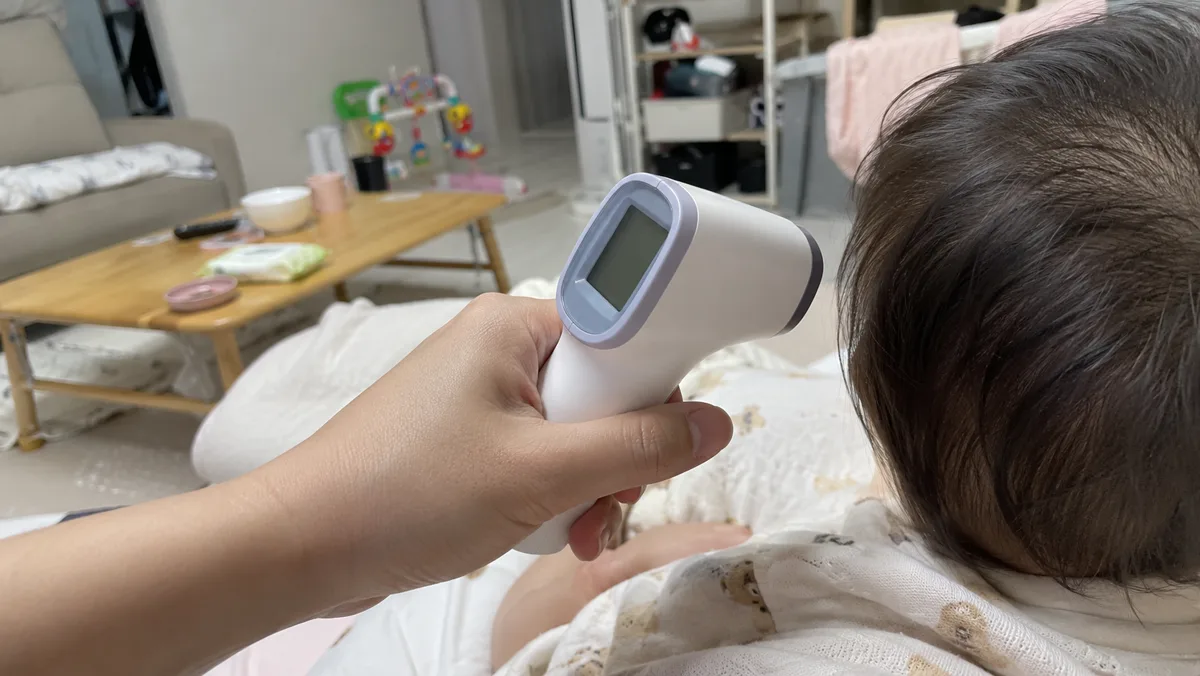 이마 체온계는 땀과 앞머리를 정리하고 정해진 거리에서 재요
