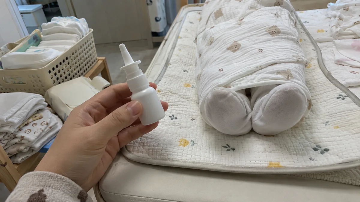 식염수로 콧속을 먼저 부드럽게 한 뒤에 흡입하면 아기도 덜 힘들어요