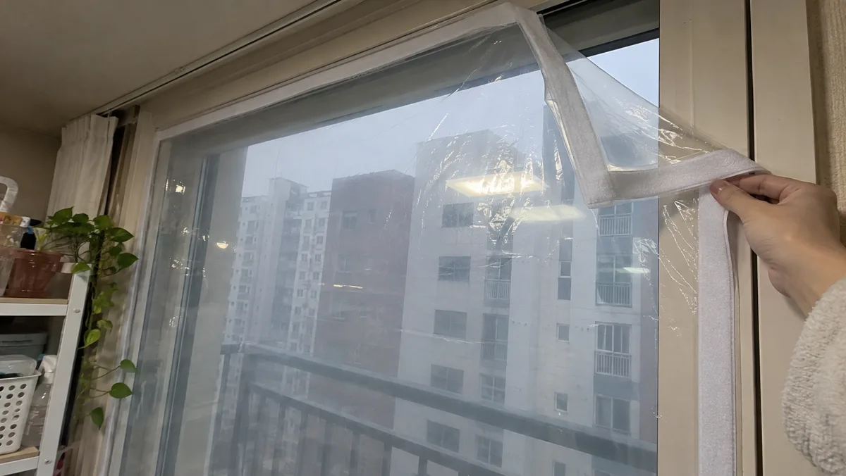 탈부착 방풍비닐은 창틀에 벨크로를 붙이고 비닐을 걸어두는 방식이에요